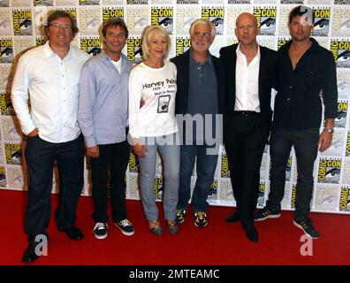 Produzent Lorenzo di Bonaventura, Hellen Mirren, Bruce Willis und Karl Urban werben für den Film „RED“ auf der Comic-Con in San Diego, Kalifornien. 7/22/10. Werbung für den Film „RED“ auf der Comic-Con in San Diego, Kalifornien. 7/22/10 . Stockfoto