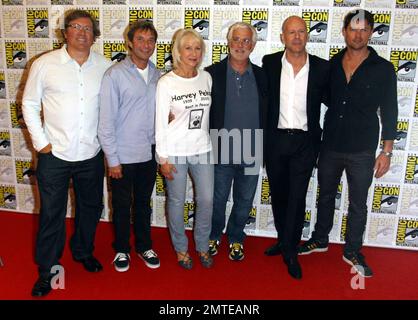 Produzent Lorenzo di Bonaventura, Hellen Mirren, Bruce Willis und Karl Urban werben für den Film „RED“ auf der Comic-Con in San Diego, Kalifornien. 7/22/10. Werbung für den Film „RED“ auf der Comic-Con in San Diego, Kalifornien. 7/22/10 . Stockfoto