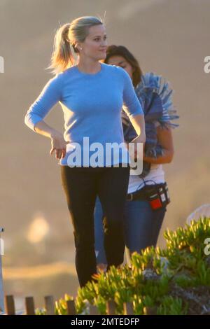 WELTWEIT - Reese Witherspoon arbeitet an großen kleinen Lügen, die in einem Haus am Malibu Beach aufgestellt werden. Los Angeles, Kalifornien. 16. Februar 2016 Stockfoto