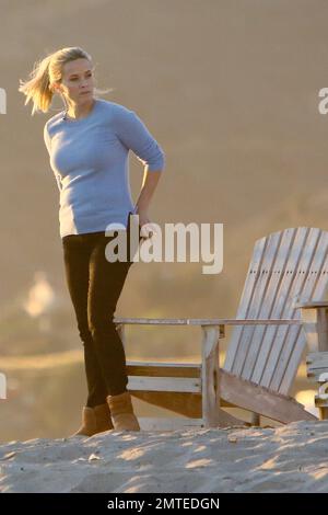 WELTWEIT - Reese Witherspoon arbeitet an großen kleinen Lügen, die in einem Haus am Malibu Beach aufgestellt werden. Los Angeles, Kalifornien. 16. Februar 2016 Stockfoto