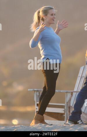 WELTWEIT - Reese Witherspoon arbeitet an großen kleinen Lügen, die in einem Haus am Malibu Beach aufgestellt werden. Los Angeles, Kalifornien. 16. Februar 2016 Stockfoto