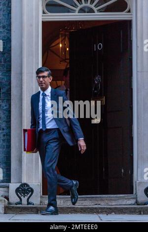 Downing Street, London, Großbritannien. 1. Februar 2023 Der britische Premierminister, Rishi Sunak, fährt von der Downing Street Nr. 10 ab, um an einer Sitzung mit Fragen des Premierministers (PMQ) im Unterhaus teilzunehmen. Foto: Amanda Rose/Alamy Live News Stockfoto