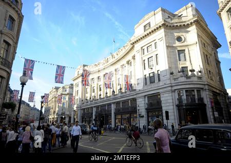 In Erwartung der königlichen Hochzeit am 29. April wurden an der Regent Street Flaggen aufgehängt. London, Großbritannien. 4/19/11. Stockfoto