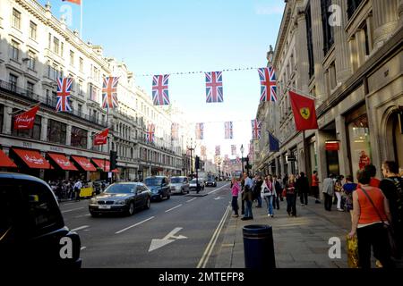 In Erwartung der königlichen Hochzeit am 29. April wurden an der Regent Street Flaggen aufgehängt. London, Großbritannien. 4/19/11. Stockfoto