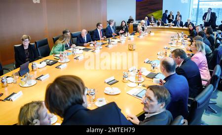 Berlin, Deutschland. 01. Februar 2023. Die Mitglieder der Bundesregierung sitzen zu Beginn der Kabinettssitzung im Bundeskanzleramt. Kredit: Bernd von Jutrczenka/dpa/Alamy Live News Stockfoto