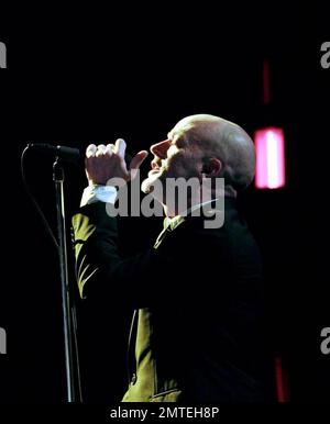 Michael Stipe von der amerikanischen Rockband REM tritt in einem Konzert in der Cardiff International Arena auf. Das Konzert war ursprünglich für das Millennium Stadium mit 35.000 Sitzplätzen geplant und wurde aufgrund der geringen Ticketverkäufe in die kleinere Arena mit 7.500 Sitzplätzen verlegt. Das Management der Band erklärte, dass die Wirtschaftslage eine wichtige Rolle bei den niedrigen Umsätzen spielte. Cardiff, Wales. 8/25/08. Stockfoto