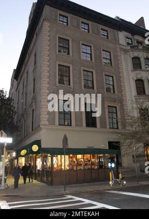 Außenansicht des eleganten Apartmentgebäudes der Upper East Side, in dem die Schauspielerin Renee Zellweger zwei Wohneinheiten besitzt. Sie werden jedoch nicht mehr lange Zellweger gehören, da sie sie Berichten zufolge zum Gesamtpreis von $8,925 Millionen Dollar zum Verkauf angeboten hat. In einigen Berichten wurde spekuliert, dass der Star „Bridget Jones's Diary“, der in New York und Florida gelebt hat, an die Westküste fährt, wo ihr Freund und sein Co-Star Bradley Cooper von Fall 39 leben. Die Wohnungen, von denen die erste im Jahr 2007 erworben wurde, haben den Angaben zufolge $5,4 Millionen Dollar bzw. $2,8 Millionen Dollar bei einer kombinierten Wohnfläche von gekostet Stockfoto