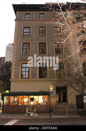 Außenansicht des eleganten Apartmentgebäudes der Upper East Side, in dem die Schauspielerin Renee Zellweger zwei Wohneinheiten besitzt. Sie werden jedoch nicht mehr lange Zellweger gehören, da sie sie Berichten zufolge zum Gesamtpreis von $8,925 Millionen Dollar zum Verkauf angeboten hat. In einigen Berichten wurde spekuliert, dass der Star „Bridget Jones's Diary“, der in New York und Florida gelebt hat, an die Westküste fährt, wo ihr Freund und sein Co-Star Bradley Cooper von Fall 39 leben. Die Wohnungen, von denen die erste im Jahr 2007 erworben wurde, haben den Angaben zufolge $5,4 Millionen Dollar bzw. $2,8 Millionen Dollar bei einer kombinierten Wohnfläche von gekostet Stockfoto