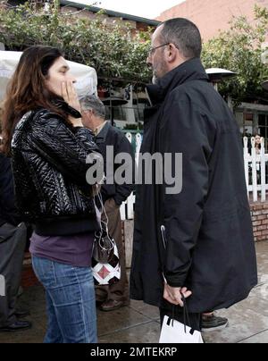 Exklusiv!! Jean Reno und seine Frau Zofia Borucka essen im Ivy. Sowohl Reno als auch Borucka haben kürzlich die Arbeit am Film „Pink Panther 2“ abgeschlossen. Los Angeles, Kalifornien. 2/20/08. Stockfoto