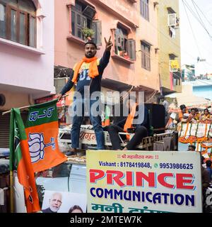 Delhi, Indien, Dezember 02 2022 – Bharatiya Janata Party (BJP)-Unterstützer während der Mega Road Show zur Unterstützung des BJP-Kandidaten Pankaj Luthara, Nomina einzureichen Stockfoto