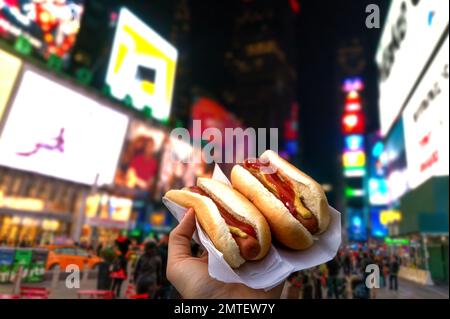 Zwei Hot Dogs in New York City auf dem Times Square. Stockfoto