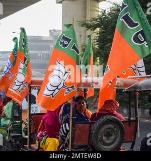 Delhi, Indien, Dezember 02 2022 – Bharatiya Janata Party (BJP)-Unterstützer während der Mega Road Show zur Unterstützung des BJP-Kandidaten Pankaj Luthara, Nomina einzureichen Stockfoto