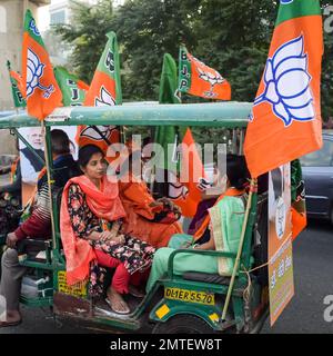 Delhi, Indien, Dezember 02 2022 – Bharatiya Janata Party (BJP)-Unterstützer während der Mega Road Show zur Unterstützung des BJP-Kandidaten Pankaj Luthara, Nomina einzureichen Stockfoto