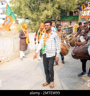 Delhi, Indien, Dezember 02 2022 – Bharatiya Janata Party (BJP)-Unterstützer während der Mega Road Show zur Unterstützung des BJP-Kandidaten Pankaj Luthara, Nomina einzureichen Stockfoto