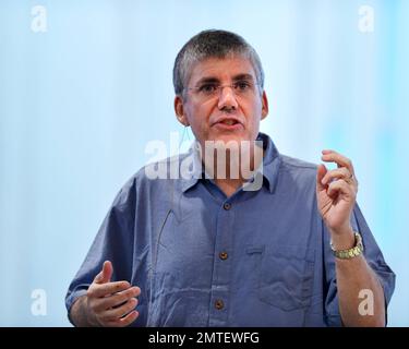 Autor Rick Riordan präsentiert seinen neuen Roman in der Serie „die Helden des Olymp“, „das Mal der Athene“, im Tempel Judea in Coral Gables, FL. 7. Oktober 2012. Stockfoto