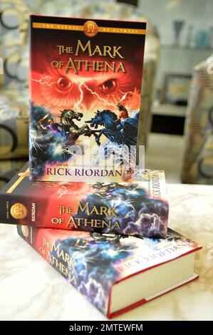 Autor Rick Riordan präsentiert seinen neuen Roman in der Serie „die Helden des Olymp“, „das Mal der Athene“, im Tempel Judea in Coral Gables, FL. 7. Oktober 2012. Stockfoto