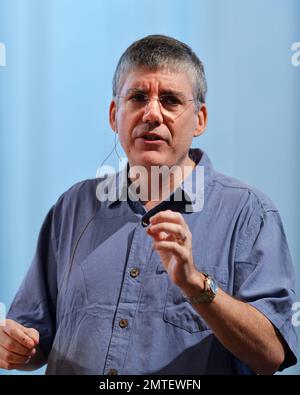 Autor Rick Riordan präsentiert seinen neuen Roman in der Serie „die Helden des Olymp“, „das Mal der Athene“, im Tempel Judea in Coral Gables, FL. 7. Oktober 2012. Stockfoto