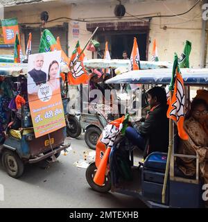 Delhi, Indien, Dezember 02 2022 – Bharatiya Janata Party (BJP)-Unterstützer während der Mega Road Show zur Unterstützung des BJP-Kandidaten Pankaj Luthara, Nomina einzureichen Stockfoto