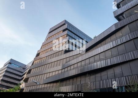 Paris-Frankreich Etwa Juli 2019. Wohngebäude mit emaillierter Terrakotta. Entworfen Chartier Dalix Architect im Clichy-Batignolles Viertel Stockfoto