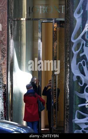 Der lateinamerikanische Popstar Ricky Martin hat angeblich eine $7 Millionen Dollar teure Wohnung in New York City gekauft. Die neu gebaute, nie bewohnte Ferienwohnung im neuen Ian Schraeger Projekt 40 Bond bietet 5-Sterne-Hotelservices und Annehmlichkeiten und wurde von der preisgekrönten Architekturfirma Herzog & de Meuron entworfen. Das 3-Bett- und 3 1/2-Badezimmer-Appartement befindet sich in SoHo und ist 2.637 Quadratmeter groß. Mit 11 m hohen Decken, einer Damentoilette, einer Galerie, einem Familienzimmer und einem privaten Arbeitszimmer. 5/8/07. Stockfoto