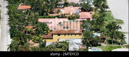 Exklusiv!! Das ist die wunderschöne mediterrane Villa, die Ricky Martin kürzlich mit lateinischen Gesängen gekauft hat. Das $17,5 Millionen Dollar teure Anwesen am Wasser verfügt über fünf Schlafzimmer, sieben komplette Badezimmer, vier halbe Badezimmer, Kino, Billardzimmer, Bibliothek, Gästehaus, Garage für fünf Autos und Pool mit Cabana. Es verfügt auch über Marmor-, Hartholz- und Steinfußboden. Martin listet sein ehemaliges Haus in Miami mit 7 Schlafzimmern und 9 Badezimmern kürzlich für $16,9 Millionen Dollar auf (im Mai 05 für $11,9 Millionen Dollar gekauft). Einen Gewinn von $5 Millionen US-Dollar zu erzielen). Miami Beach, FL, 3/18/07. Stockfoto