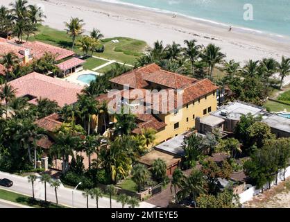 Exklusiv!! Das ist die wunderschöne mediterrane Villa, die Ricky Martin kürzlich mit lateinischen Gesängen gekauft hat. Das $17,5 Millionen Dollar teure Anwesen am Wasser verfügt über fünf Schlafzimmer, sieben komplette Badezimmer, vier halbe Badezimmer, Kino, Billardzimmer, Bibliothek, Gästehaus, Garage für fünf Autos und Pool mit Cabana. Es verfügt auch über Marmor-, Hartholz- und Steinfußboden. Martin listet sein ehemaliges Haus in Miami mit 7 Schlafzimmern und 9 Badezimmern kürzlich für $16,9 Millionen Dollar auf (im Mai 05 für $11,9 Millionen Dollar gekauft). Einen Gewinn von $5 Millionen US-Dollar zu erzielen). Miami Beach, FL, 3/18/07. Stockfoto