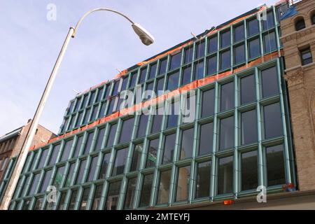 Der lateinamerikanische Popstar Ricky Martin hat angeblich eine $7 Millionen Dollar teure Wohnung in New York City gekauft. Die neu gebaute, nie bewohnte Ferienwohnung im neuen Ian Schraeger Projekt 40 Bond bietet 5-Sterne-Hotelservices und Annehmlichkeiten und wurde von der preisgekrönten Architekturfirma Herzog & de Meuron entworfen. Das 3-Bett- und 3 1/2-Badezimmer-Appartement befindet sich in SoHo und ist 2.637 Quadratmeter groß. Mit 11 m hohen Decken, einer Damentoilette, einer Galerie, einem Familienzimmer und einem privaten Arbeitszimmer. 5/8/07. Alle Stockfoto