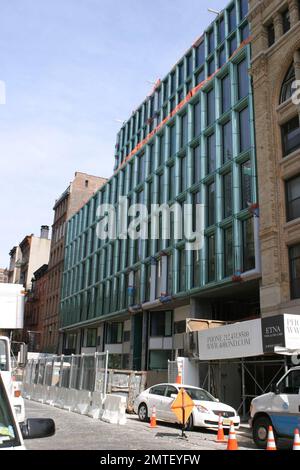 Der lateinamerikanische Popstar Ricky Martin hat angeblich eine $7 Millionen Dollar teure Wohnung in New York City gekauft. Die neu gebaute, nie bewohnte Ferienwohnung im neuen Ian Schraeger Projekt 40 Bond bietet 5-Sterne-Hotelservices und Annehmlichkeiten und wurde von der preisgekrönten Architekturfirma Herzog & de Meuron entworfen. Das 3-Bett- und 3 1/2-Badezimmer-Appartement befindet sich in SoHo und ist 2.637 Quadratmeter groß. Mit 11 m hohen Decken, einer Damentoilette, einer Galerie, einem Familienzimmer und einem privaten Arbeitszimmer. 5/8/07. Alle Stockfoto