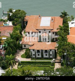 Exklusiv!! Die Latin Pop Sensation Ricky Martin ist wieder in Bewegung. Er verkauft seine Villa am Wasser in Miami Beach für 16.9 Millionen Dollar, nachdem er sie im Mai 2005 für 10 Millionen Dollar gekauft hatte. Er kaufte die Villa im mediterranen Stil mit 7 Betten und 9 Badezimmern, nachdem er im Mai 2005 seine andere Villa einen Block entfernt für 10.6 Millionen Dollar verkauft hatte. (Er kaufte dies im März 2001 für 6.4 Millionen Dollar und machte einen ordentlichen Gewinn von 4 Millionen Dollar) . Berichte sind, dass er es verkauft, weil es verfolgt wurde daher Umzug nur einen Block entfernt in sein neues Zuhause. Zu seinen Nachbarn an der exklusiven Bay Front Road gehören Robin & Barry Gibb, Stockfoto