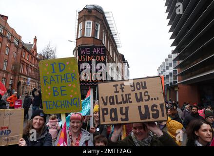 Leicester, Leicestershire, Großbritannien. 1. Februar 2023 Streikende Lehrer der Nationalen Bildungsunion (NEU) nehmen an einer Kundgebung während eines Lohnstreits Teil. Kredit: Darren Staples/Alamy Live News. Stockfoto