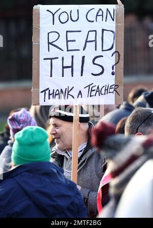 Leicester, Leicestershire, Großbritannien. 1. Februar 2023 Streikende Lehrer der Nationalen Bildungsunion (NEU) nehmen an einer Kundgebung während eines Lohnstreits Teil. Kredit: Darren Staples/Alamy Live News. Stockfoto