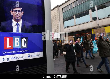 Leicester, Leicestershire, Großbritannien. 1. Februar 2023 Auf einer Rallye-marsch trafen Lehrer der Nationalen Bildungsunion (NEU) an einem Bild von BritainÕs Premierminister Rishi Sunak während eines Lohnstreits vorbei. Kredit: Darren Staples/Alamy Live News. Stockfoto