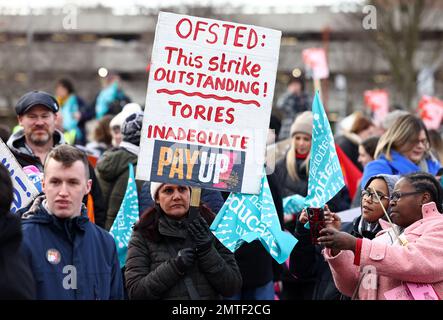 Leicester, Leicestershire, Großbritannien. 1. Februar 2023 Streikende Lehrer der Nationalen Bildungsunion (NEU) nehmen an einer Kundgebung während eines Lohnstreits Teil. Kredit: Darren Staples/Alamy Live News. Stockfoto