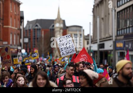 Leicester, Leicestershire, Großbritannien. 1. Februar 2023 Streikende Lehrer der Nationalen Bildungsunion (NEU) nehmen an einer Kundgebung während eines Lohnstreits Teil. Kredit: Darren Staples/Alamy Live News. Stockfoto