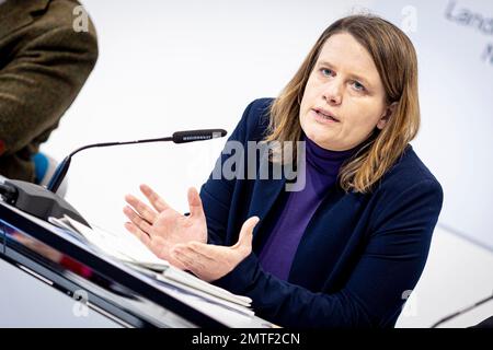 Hannover, Deutschland. 01. Februar 2023. Julia Willie Hamburg (Bündnis 90/die Grünen), Bildungsministerin Niedersachsens, spricht auf einer Pressekonferenz in der 2. Schuljahreshälfte. Kredit: Moritz Frankenberg/dpa/Alamy Live News Stockfoto