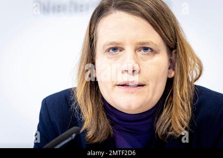 Hannover, Deutschland. 01. Februar 2023. Julia Willie Hamburg (Bündnis 90/die Grünen), Bildungsministerin Niedersachsens, spricht auf einer Pressekonferenz in der 2. Schuljahreshälfte. Kredit: Moritz Frankenberg/dpa/Alamy Live News Stockfoto