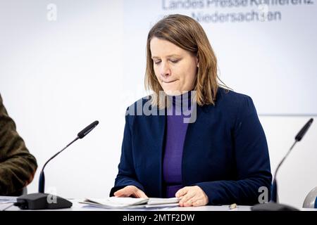 Hannover, Deutschland. 01. Februar 2023. Julia Willie Hamburg (Bündnis 90/die Grünen), Bildungsministerin Niedersachsens, spricht auf einer Pressekonferenz in der 2. Schuljahreshälfte. Kredit: Moritz Frankenberg/dpa/Alamy Live News Stockfoto