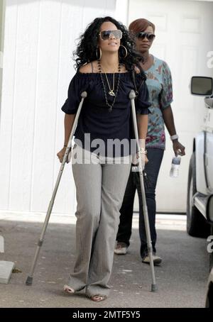 Die auf Barbados geborene Schönheit, Rihanna, wurde heute gesehen, wie sie sich durch die Geschäfte schlängelte, obwohl sie auf Krücken stand und eine Stütze am Fuß trug. Die Sängerin heiterte sich mit einem Einkaufsbummel auf der Melrose Avenue und im Grove auf und verwöhnte sich und ihre Freundin mit Eis. Los Angeles, Kalifornien, 8/1/07. Alle Stockfoto