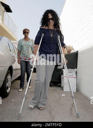 Die auf Barbados geborene Schönheit, Rihanna, wurde heute gesehen, wie sie sich durch die Geschäfte schlängelte, obwohl sie auf Krücken stand und eine Stütze am Fuß trug. Die Sängerin heiterte sich mit einem Einkaufsbummel auf der Melrose Avenue und im Grove auf und verwöhnte sich und ihre Freundin mit Eis. Los Angeles, Kalifornien, 8/1/07. Alle Stockfoto