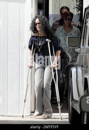Die auf Barbados geborene Schönheit, Rihanna, wurde heute gesehen, wie sie sich durch die Geschäfte schlängelte, obwohl sie auf Krücken stand und eine Stütze am Fuß trug. Die Sängerin heiterte sich mit einem Einkaufsbummel auf der Melrose Avenue und im Grove auf und verwöhnte sich und ihre Freundin mit Eis. Los Angeles, Kalifornien, 8/1/07. Alle Stockfoto