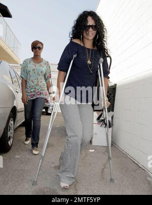 Die auf Barbados geborene Schönheit, Rihanna, wurde heute gesehen, wie sie sich durch die Geschäfte schlängelte, obwohl sie auf Krücken stand und eine Stütze am Fuß trug. Die Sängerin heiterte sich mit einem Einkaufsbummel auf der Melrose Avenue und im Grove auf und verwöhnte sich und ihre Freundin mit Eis. Los Angeles, Kalifornien, 8/1/07. Alle Stockfoto