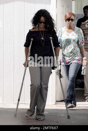 Die auf Barbados geborene Schönheit, Rihanna, wurde heute gesehen, wie sie sich durch die Geschäfte schlängelte, obwohl sie auf Krücken stand und eine Stütze am Fuß trug. Die Sängerin heiterte sich mit einem Einkaufsbummel auf der Melrose Avenue und im Grove auf und verwöhnte sich und ihre Freundin mit Eis. Los Angeles, Kalifornien, 8/1/07. Alle Stockfoto