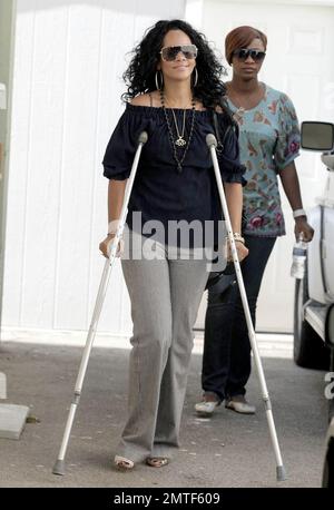Die auf Barbados geborene Schönheit, Rihanna, wurde heute gesehen, wie sie sich durch die Geschäfte schlängelte, obwohl sie auf Krücken stand und eine Stütze am Fuß trug. Die Sängerin heiterte sich mit einem Einkaufsbummel auf der Melrose Avenue und im Grove auf und verwöhnte sich und ihre Freundin mit Eis. Los Angeles, Kalifornien, 8/1/07. Alle Stockfoto