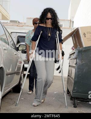 Die auf Barbados geborene Schönheit, Rihanna, wurde heute gesehen, wie sie sich durch die Geschäfte schlängelte, obwohl sie auf Krücken stand und eine Stütze am Fuß trug. Die Sängerin heiterte sich mit einem Einkaufsbummel auf der Melrose Avenue und im Grove auf und verwöhnte sich und ihre Freundin mit Eis. Los Angeles, Kalifornien, 8/1/07. Alle Stockfoto