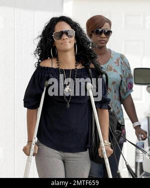 Die auf Barbados geborene Schönheit, Rihanna, wurde heute gesehen, wie sie sich durch die Geschäfte schlängelte, obwohl sie auf Krücken stand und eine Stütze am Fuß trug. Die Sängerin heiterte sich mit einem Einkaufsbummel auf der Melrose Avenue und im Grove auf und verwöhnte sich und ihre Freundin mit Eis. Los Angeles, Kalifornien, 8/1/07. Alle Stockfoto