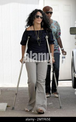 Die auf Barbados geborene Schönheit, Rihanna, wurde heute gesehen, wie sie sich durch die Geschäfte schlängelte, obwohl sie auf Krücken stand und eine Stütze am Fuß trug. Die Sängerin heiterte sich mit einem Einkaufsbummel auf der Melrose Avenue und im Grove auf und verwöhnte sich und ihre Freundin mit Eis. Los Angeles, Kalifornien, 8/1/07. Alle Stockfoto