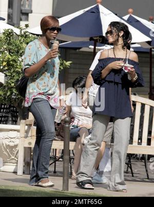 Die auf Barbados geborene Schönheit, Rihanna, wurde heute gesehen, wie sie sich durch die Geschäfte schlängelte, obwohl sie auf Krücken stand und eine Stütze am Fuß trug. Die Sängerin heiterte sich mit einem Einkaufsbummel auf der Melrose Avenue und im Grove auf und verwöhnte sich und ihre Freundin mit Eis. Los Angeles, Kalifornien, 8/1/07. Alle Stockfoto