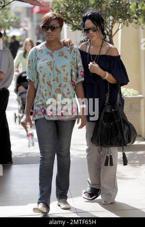 Die auf Barbados geborene Schönheit, Rihanna, wurde heute gesehen, wie sie sich durch die Geschäfte schlängelte, obwohl sie auf Krücken stand und eine Stütze am Fuß trug. Die Sängerin heiterte sich mit einem Einkaufsbummel auf der Melrose Avenue und im Grove auf und verwöhnte sich und ihre Freundin mit Eis. Los Angeles, Kalifornien, 8/1/07. Alle Stockfoto