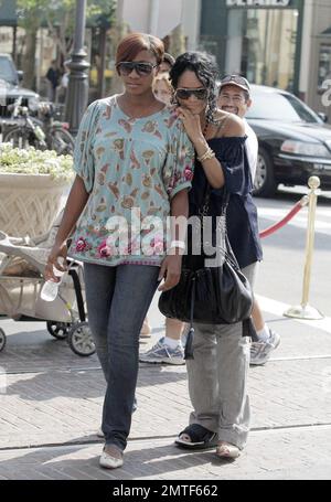 Die auf Barbados geborene Schönheit, Rihanna, wurde heute gesehen, wie sie sich durch die Geschäfte schlängelte, obwohl sie auf Krücken stand und eine Stütze am Fuß trug. Die Sängerin heiterte sich mit einem Einkaufsbummel auf der Melrose Avenue und im Grove auf und verwöhnte sich und ihre Freundin mit Eis. Los Angeles, Kalifornien, 8/1/07. Alle Stockfoto