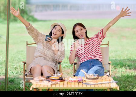 Junge japanische Frauen auf dem Campingplatz Stockfoto
